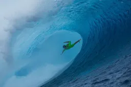 Surfers testen hun skills op een van de grootste golven ooit