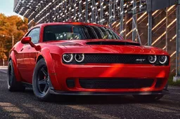 Brullende Dodge Demon komt jouw trommelvliezen verscheuren