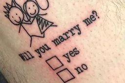 Guy vraagt vriendin via geniale tattoo ten huwelijk