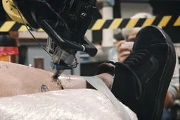 In de toekomst word je door een tattoo robot getatoeëerd