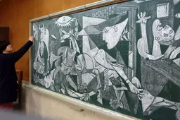 Leraar maakt zieke kunstwerken op een doodnormaal schoolbord
