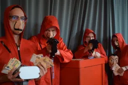 Shinen in het openbaar vervoer met La Casa de Papel mondkapjes