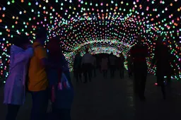 In Iran staat een sicke lichttunnel met een lengte van 80 meter