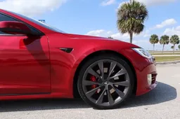 Tesla verslaat snelheidsduivel van Bugatti door introductie van standje 'jachtluipaard'