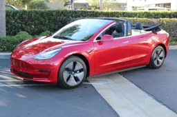 Tesla 3 eigenaar maakt z'n vierwieler klaar voor de zomer
