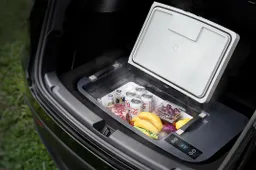 Deze koelbox past perfect in je Tesla, zodat je altijd koude biertjes bij je hebt
