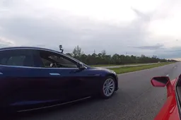 Tesla P100D maakt gehakt van een Lamborghini Huracan