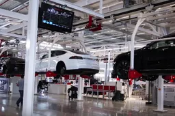 Uniek kijkje in de gigantische Tesla fabriek in Tilburg