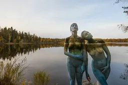 Deze schilder camoufleert naakte vrouwen perfect met het landschap