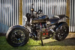 The Mad Boxer is een getikte custom bike die om een Subaru WRX-motor heen is gebouwd
