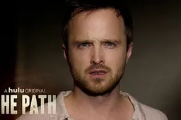 Aaron Paul draait helemaal door in de eerste trailer van The Path