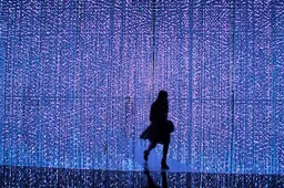 The Crystal Universe is een magische installatie van betoverende schoonheid