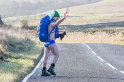 Speedo Mick loopt 1.600 kilometer in een krappe speedo voor het goede doel