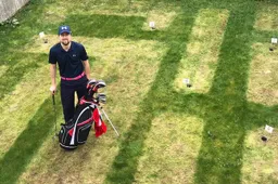 Gefrustreerde golffan bouwt eigen mini golfbaan in zijn achtertuin