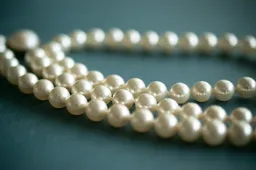 Creatieve juwelier maakt schattige parelkettingen van gedoneerd sperma