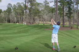11-jarig jongetje laat Tiger Woods zien hoe je een hole-in-one slaat