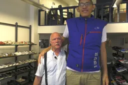 Deze reus Jeison Rodriguez met schoenmaat 68 kwam schoenen passen in Zutphen