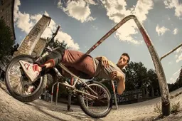 Acrobatische BMX-pro legt sicke skills op de mat in kicken video door Berlijn