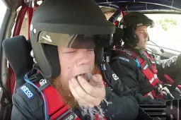 Co-piloot leegt zijn maaginhoud tijdens stevig ritje met de rally