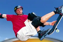 Skatelegende Tony Hawk is Abraham en voert voor elk kaarsje een zieke trick uit