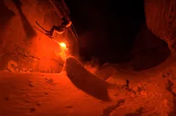 Nachtelijk wintersportavontuur met noodfakkels zorgt voor epische video