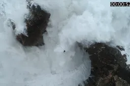 Waaghals probeert koordansend boven metershoge golven de overkant te bereiken