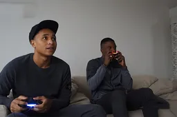 Touzani is toeschouwer bij een zwaar intens potje FIFA tussen Ajax-talenten Bazoer en Tete