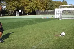 Touzani daagt Nigel de Jong uit voor een potje latje trappen en daar krijgt hij spijt van