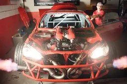 Gasten bouwen vlammenspuwende Ferrari-motor in hun Toyota