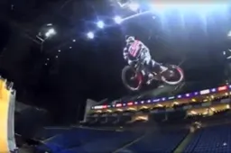 Travis Pastrana is de eerste die een Aussie Roll doet en zet daarmee de BMX wereld op zijn kop