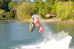 T-Rex dinosaurus geeft dikke stuntshow weg op een opgevoerde Jetski