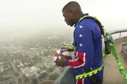 Basketballer maakt waanzinnig trick shot van 178 meter hoogte