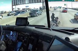 Vrachtwagenchauffeur helpt vrouwelijke motorrijder en bewijst dat truckers echte gentlemen zijn