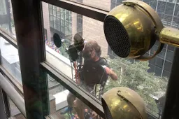 Gozer beklimt Trump Tower met zuignappen