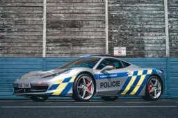 Tsjechische politie turnt in beslagen genomen Ferrari 458 om tot politieauto
