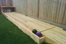 Gast bouwt epische bowlingbaan in zijn achtertuin
