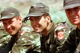 In Turkije ontloop je de dienstplicht door het delen van een foto waarbij je wordt genomen door een andere kerel