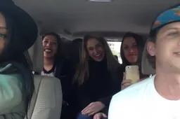 Uber-taxichauffeur verrast meisjes met slicke rap