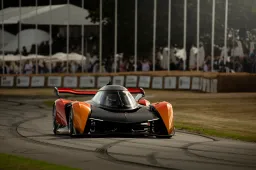 McLaren’s racemonster van 4 miljoen heer en meester op Goodwood-shootout