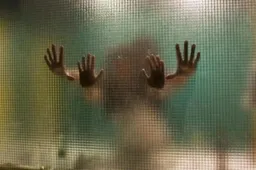 Hitsige serveerster van 29 kruipt met 15-jarige knul onder de douche en wordt betrapt door zijn vader