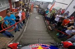 Kijk mee in first person tijdens een intense rit bij Urban Downhill Mountainbiking