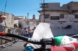 Mountainbikers racen als gekken door de straten van Taxco in Mexico