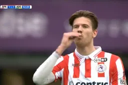 Michiel Kramer flikt het weer: hij viert goal met eten van broodje kroket