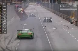GT-coureur vliegt vol over de kop in megacrash maar wint de race