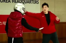 Koreaanse Bruce Lee slaat zijn tegenstanders met de snelheid van het licht tegen de vlakte
