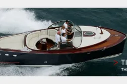 Deze speedboot scheurt met zijn 500 paarden over het water