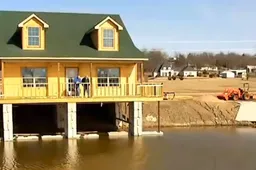 Dude bouwt droomhuis voor elke visser inclusief visgat in woonkamer