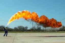 Dit filmpje van een vlammenwerper in slow-motion is gruwelijk mooi