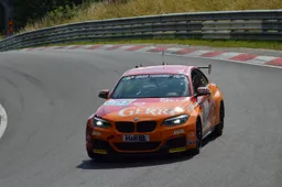 Coureur parkeert BMW M2 even in de vangrail