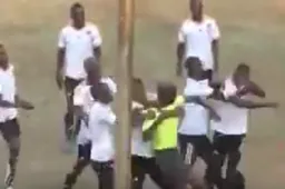 Dikke vechtpartij na rode kaart op het voetbalveld